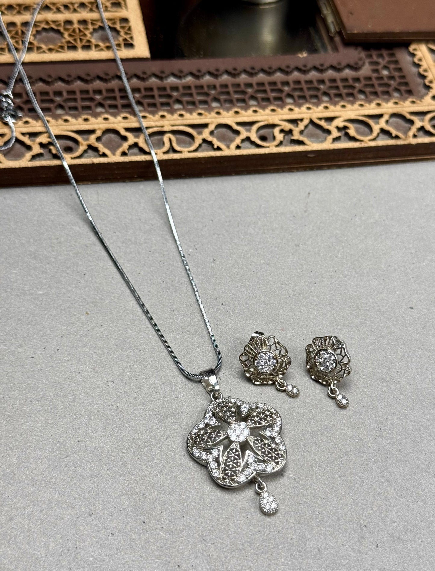 Stainless steel pendant set