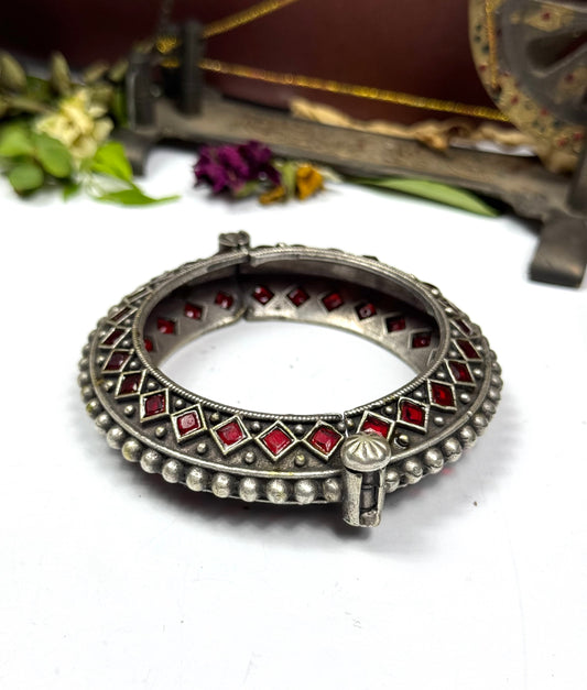 Brass made Taj-e-Mah oxidised Bangle