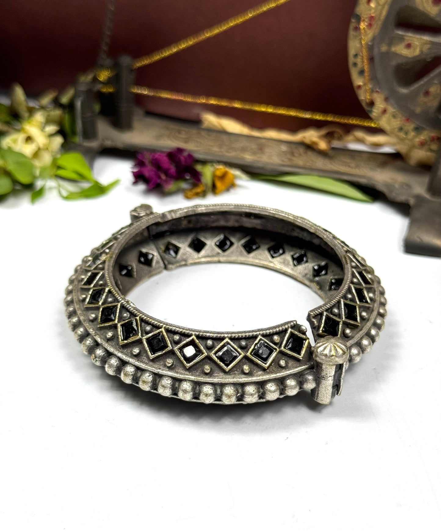 Brass made Taj-e-Mah oxidised Bangle