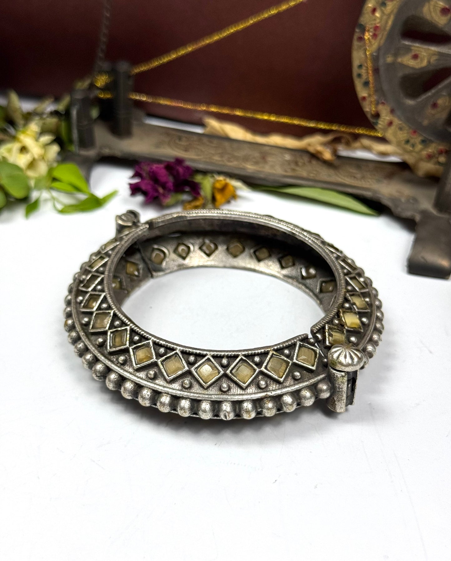 Brass made Taj-e-Mah oxidised Bangle