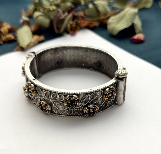 Premium brass made oxidised openable Flower Bangle ( size standard 2.6 )