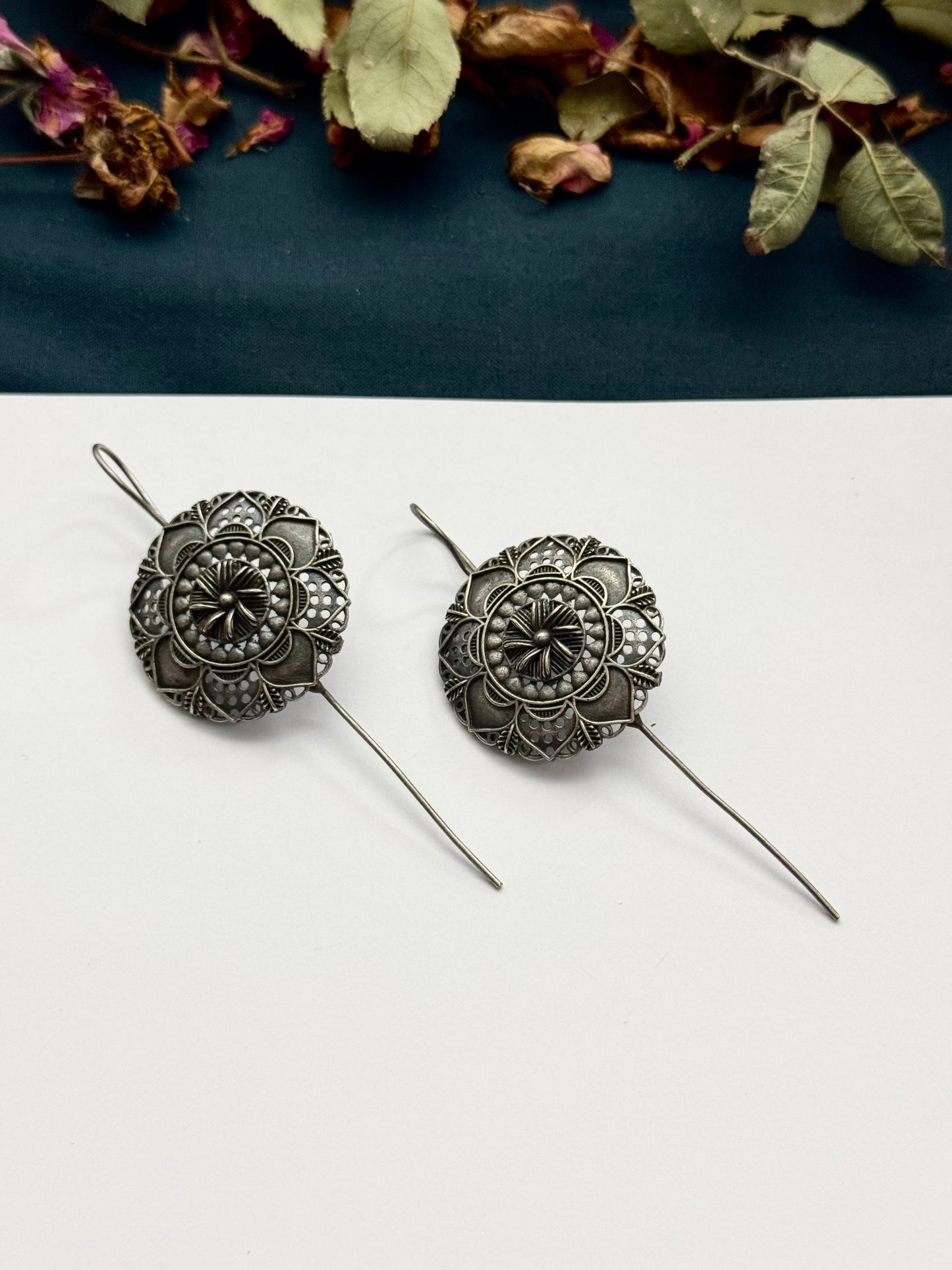 Premium oxidised Naira Earpin