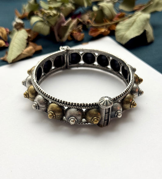 Premium brass made oxidised openable Bangle ( size standard 2.6)